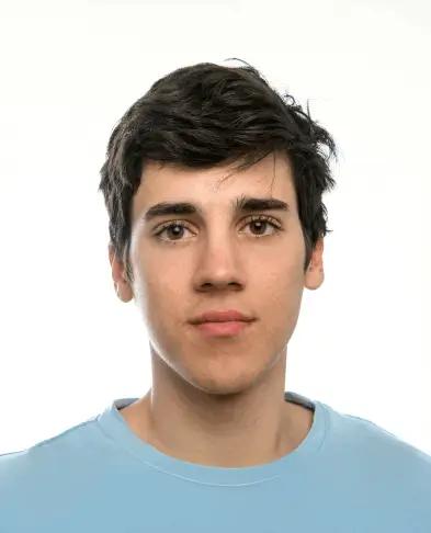 Good and bad Examples of passport photo by Passure the passport photo app